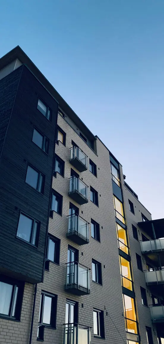 深色外牆的高層住宅大樓